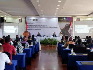 Poltekpar Bali saat melakukan kegiatan pengabdian kepada masyarakat (PKM) dengan memberikan pelatihan komunikasi efektif bagi SDM pariwisata di Daerah Super Prioritas Labuan Bajo, Nusa Tenggara Timur